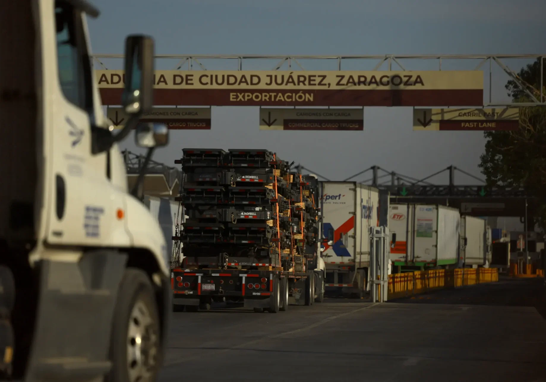 Trucks queued at Ciudad Juárez export gate