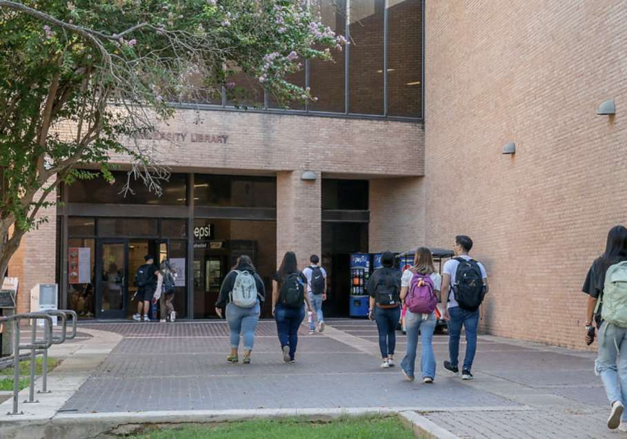 UTRGV students walking